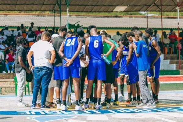 basketball team huddle court